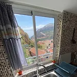 Lovely Newly Refurbished, 1 Bedroom Floor With Sea Views, Fast Wi-fi Cable Tv And Netflix *
