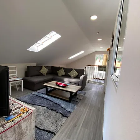 Lovely Newly Refurbished, 1 Bedroom Floor With Sea Views, Fast Wi-fi Cable Tv And Netflix *