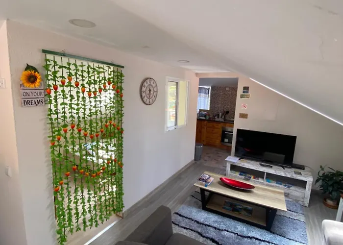 Lovely Newly Refurbished, 1 Bedroom Floor With Sea Views, Fast Wi-fi Cable Tv And Netflix