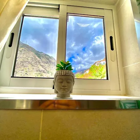 Apartment Lovely Newly Refurbished, 1 Bedroom Floor With Sea Views, Fast Wi-fi Cable Tv And Netflix