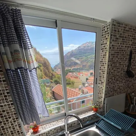 Lovely Newly Refurbished, 1 Bedroom Floor With Sea Views, Fast Wi-fi Cable Tv And Netflix *