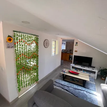 Lovely Newly Refurbished, 1 Bedroom Floor With Sea Views, Fast Wi-fi Cable Tv And Netflix