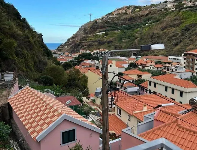 Lovely Newly Refurbished, 1 Bedroom Floor With Sea Views, Fast Wi-fi Cable Tv And Netflix *