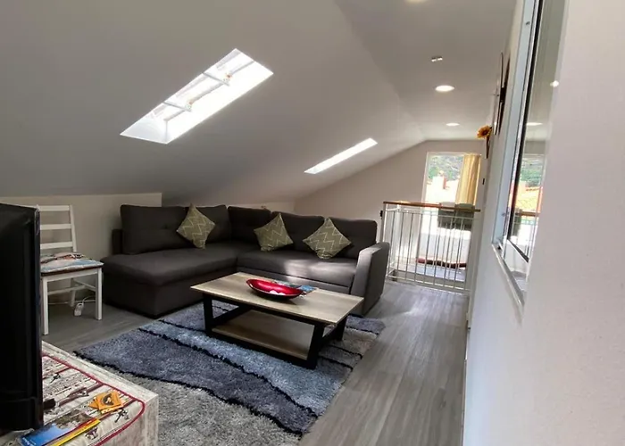 Lovely Newly Refurbished, 1 Bedroom Floor With Sea Views, Fast Wi-fi Cable Tv And Netflix *