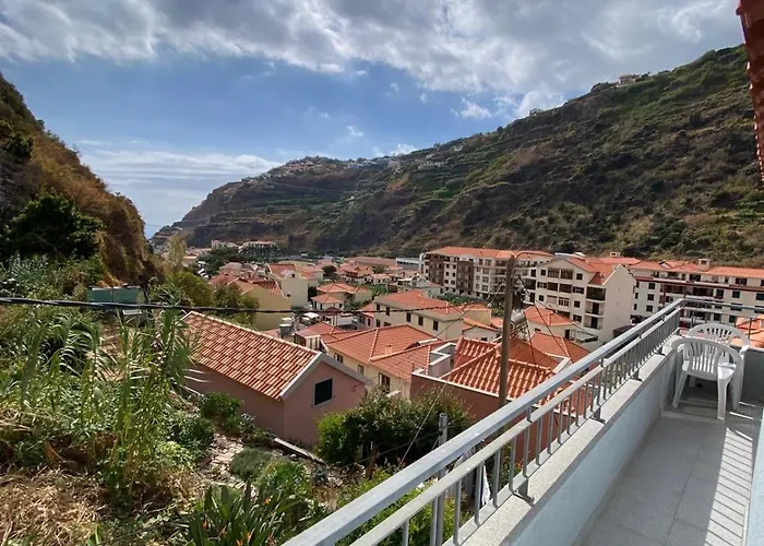 Lovely Newly Refurbished, 1 Bedroom Floor With Sea Views, Fast Wi-fi Cable Tv And Netflix