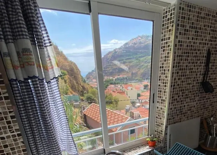 Lovely Newly Refurbished, 1 Bedroom Floor With Sea Views, Fast Wi-fi Cable Tv And Netflix *